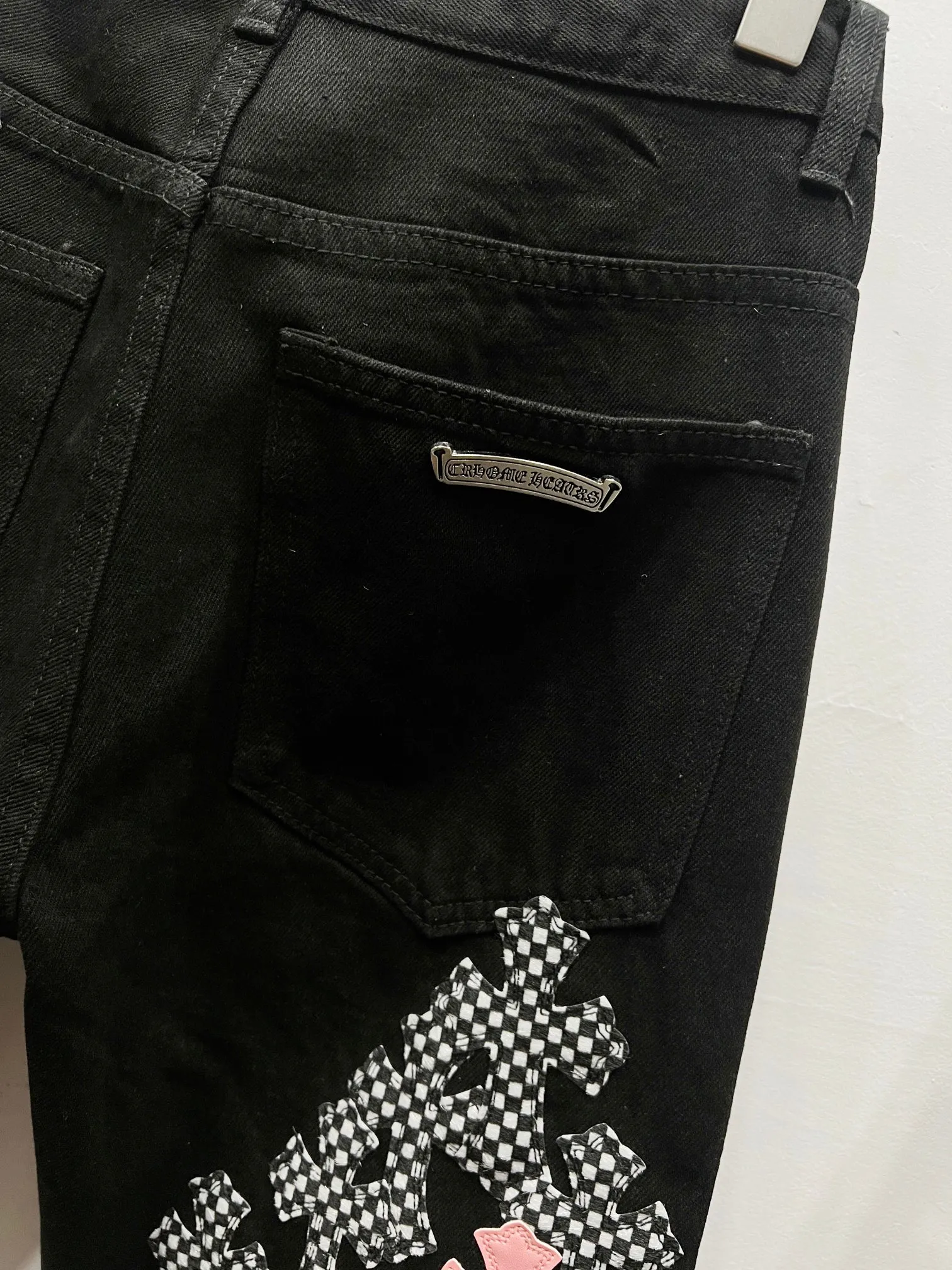 P260 Style number: (c015) Chrome hearts Cross patch leather jeans workwear logging pants Chrome hearts logging pants are here! ! ! CH Croix Heart Double Knee Cross Patch Leather Bo1 Style Logging Pants Straight-leg Work Pants B136 Croix Heart Cross Sanskrit Overalls Price 4W Level, Patched Cross Pattern Decoration, High Waist Washed Jeans! ! Absolutely high-end luxury products, 1.9W level god-level single products, super popular products, made by top heavy industry, not to be missed. About Zangyin, this is an extremely luxurious fashion brand, which can also be called the nobles of the high street. It has always been an exclusive brand of some hipsters or rich second generation. Compared with ordinary high streets, it is more luxurious and noble. Compared with luxury brands, it has a more fashionable personality and has always been a brand that I have a special liking for. Imported yarn is custom-woven into a high-density twill canvas, which ensures a crisp silhouette while also making the fabric feel very delicate. It follows the B01 classic silhouette, with a crisp and stylish upper body. The ready-made garments are stone-ground and fermented, so they can be matched with any style. Buttons and brushed zinc are washed with genuine YKK retro metal products. Double-layered canvas on the front. Perfect details. All hardware is perfect. Size: s-XXL Color: Black